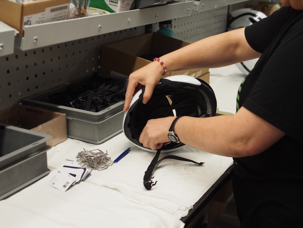 ABUSロードヘルメットの一つの特徴であるあごひもは、イタリアで縫製されたものを採用している。