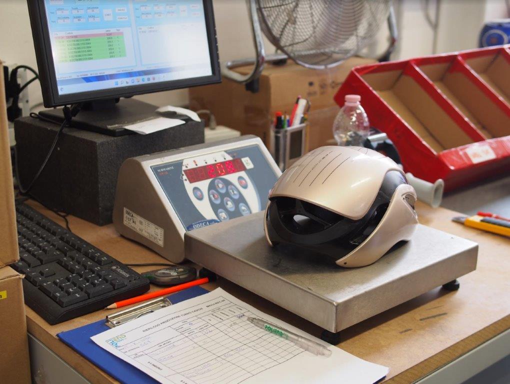 出来上がったヘルメットはスケールに乗せて重さをチェック